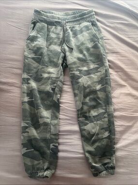 Wild Fable Women’s Camo Drawstring Jogger Sweatpants - Green Camouflage